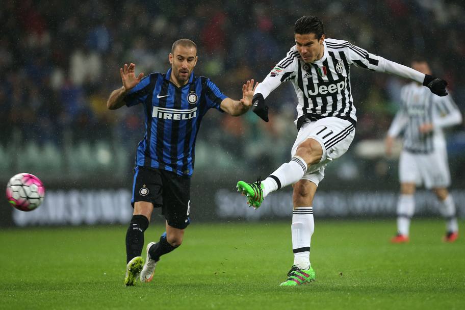 La bordata di Hernanes, ex nerazzurro, spaventa l&#39;Inter nei primi minuti: solo la traversa ferma il bianconero. Afp